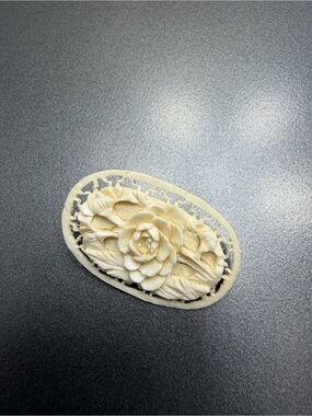 Vintage Carved  Cream Floral Brooch #239UB